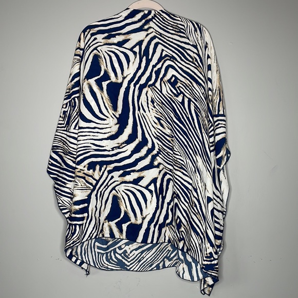 Suzy Shier Poncho Animal Printed Top - Picture 5 of 5